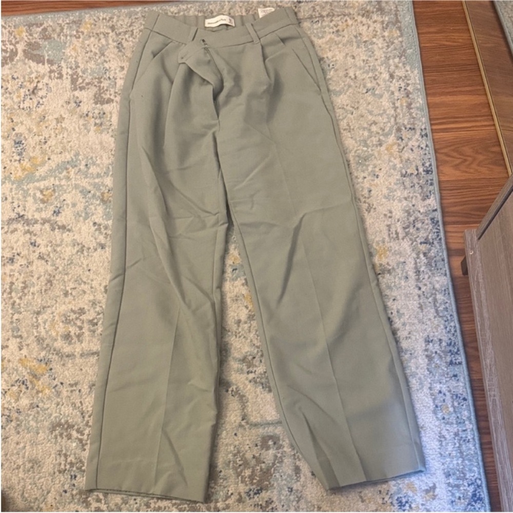 Abercrombie tailored relaxed straight pants in sage green - Picture 2 of 4